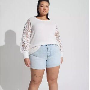 Torrid 5 Inch Mom Jean Premium Classic Denim Mid-Rise Short Size 14